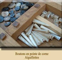 Boutons en pointe de corne et aiguillettes